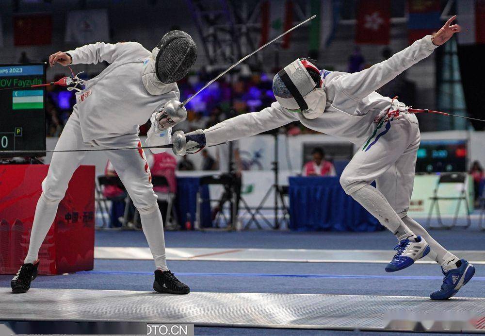 卢森堡击剑选手在比赛中获胜 卢森堡击剑选手在比赛中获胜