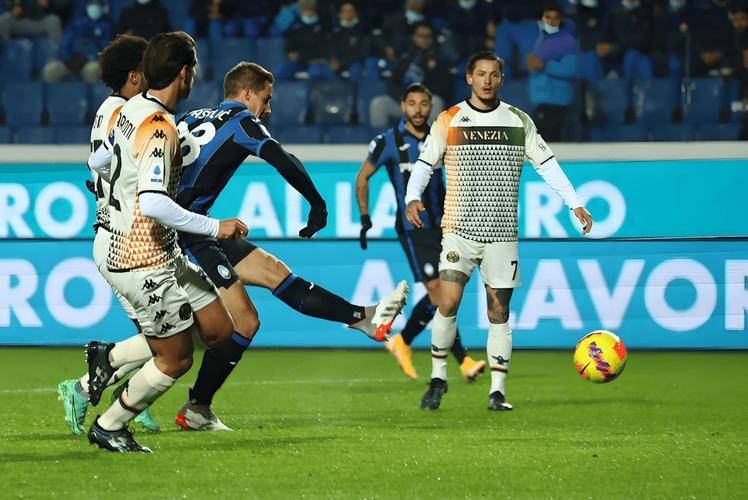 佛罗伦萨客场击败对手，卫冕冠军难以阻挡