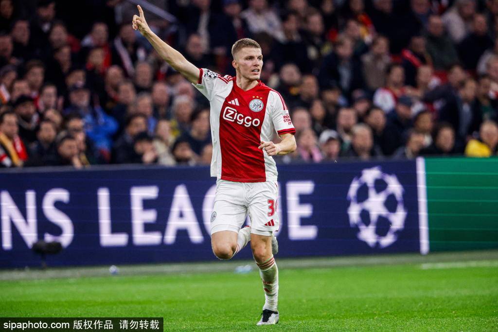 包含荷兰国家队客场取胜，积分追赶的词条