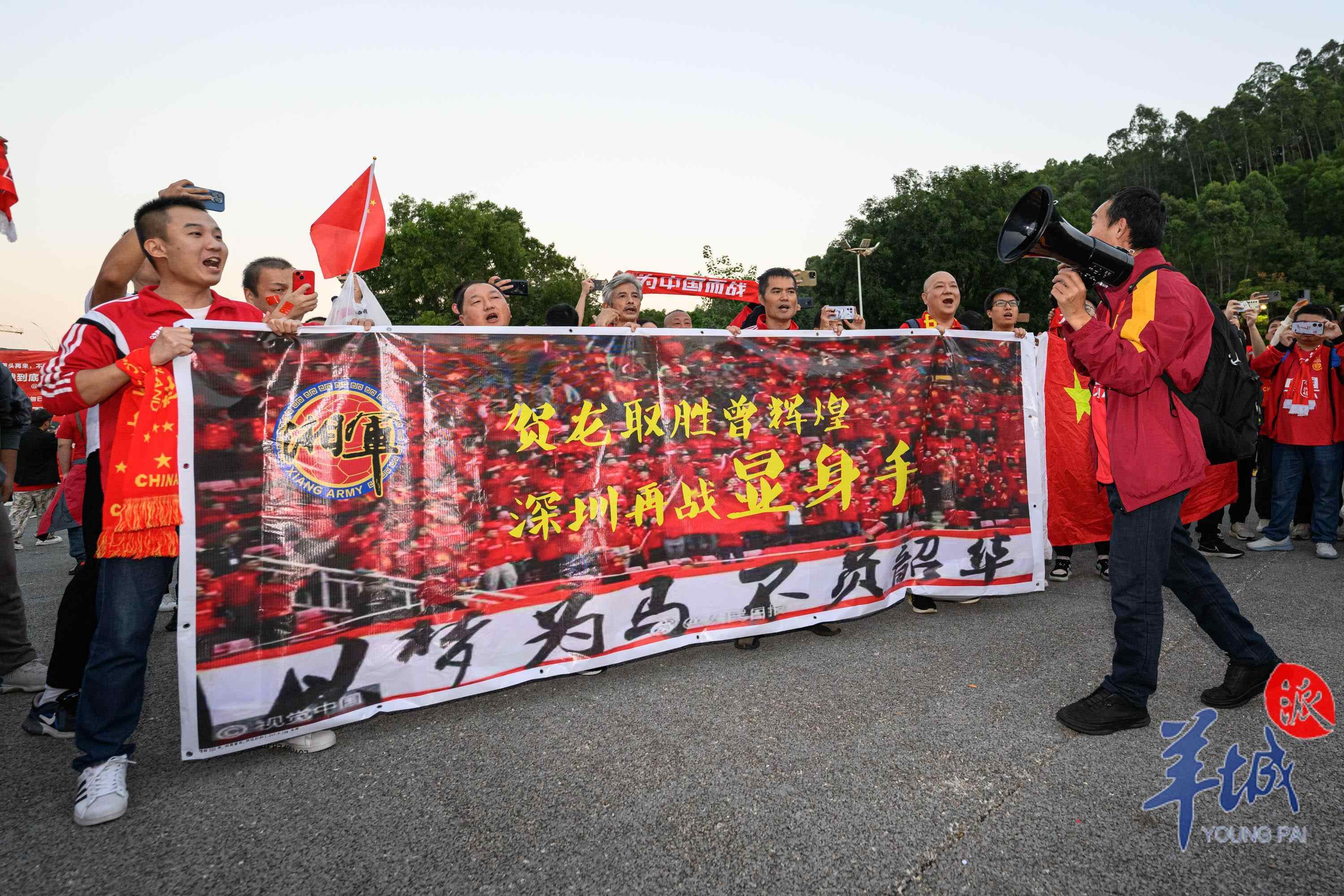 盛况空前！球迷热情助威掀起赛场狂潮的简单介绍