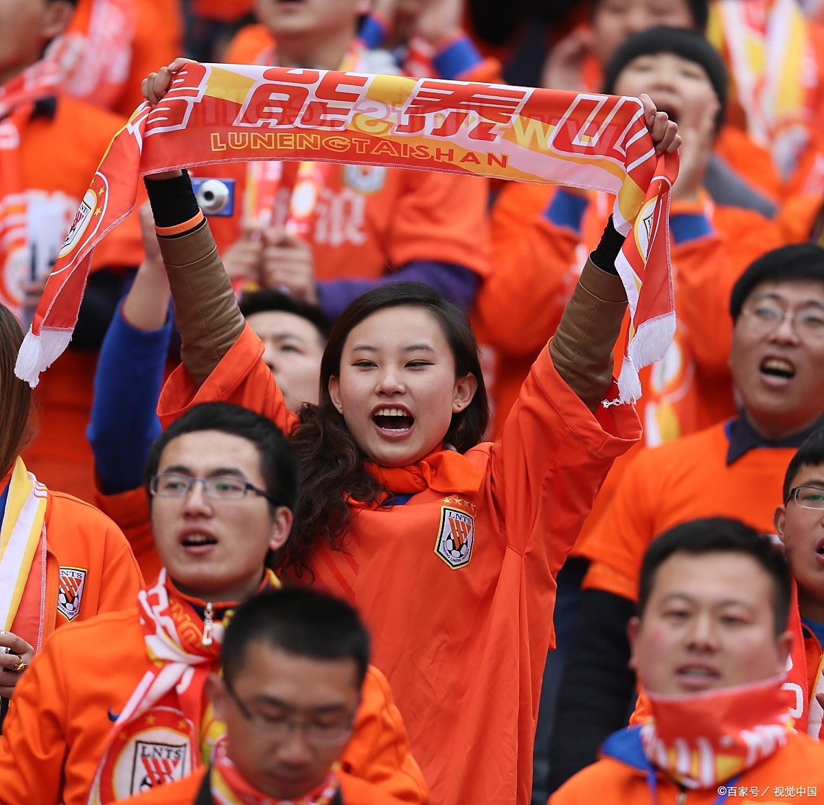 足球赛事热度持续升温,观众沸腾的简单介绍 足球赛事热度持续升温,观众沸腾的简单介绍