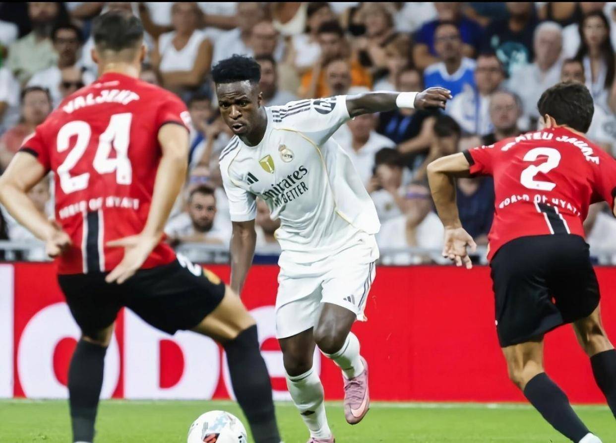 皇家马德里豪取胜利,巴萨压力山大 皇家马德里豪取胜利,巴萨压力山大