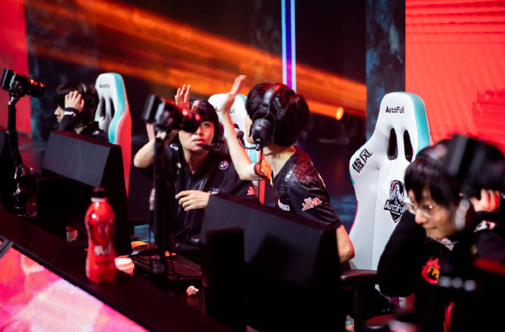 关于纷争持续！欧洲豪门争夺晋级门票的信息