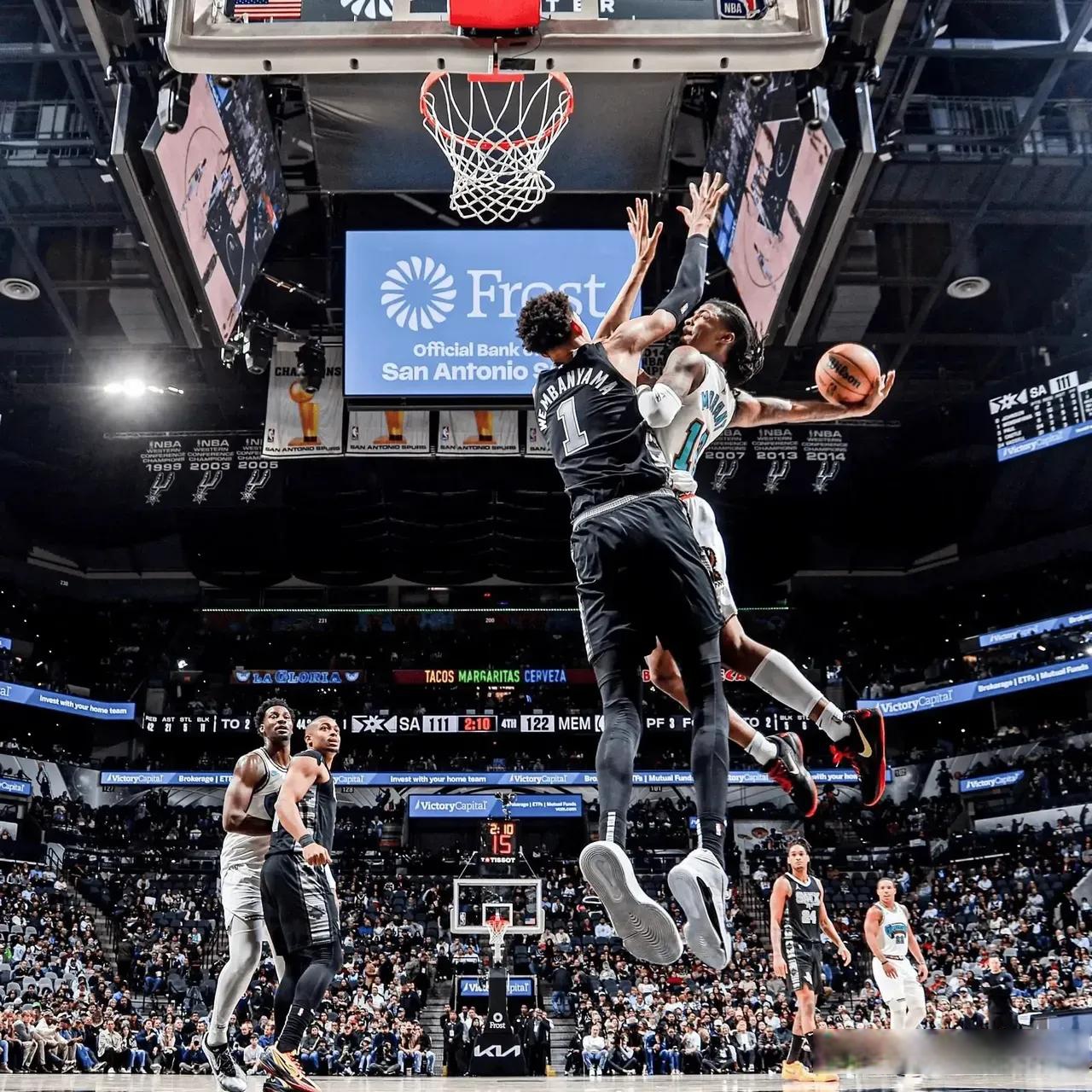 包含篮网B队完胜魔术，凯尔·库兹马高光表现的词条