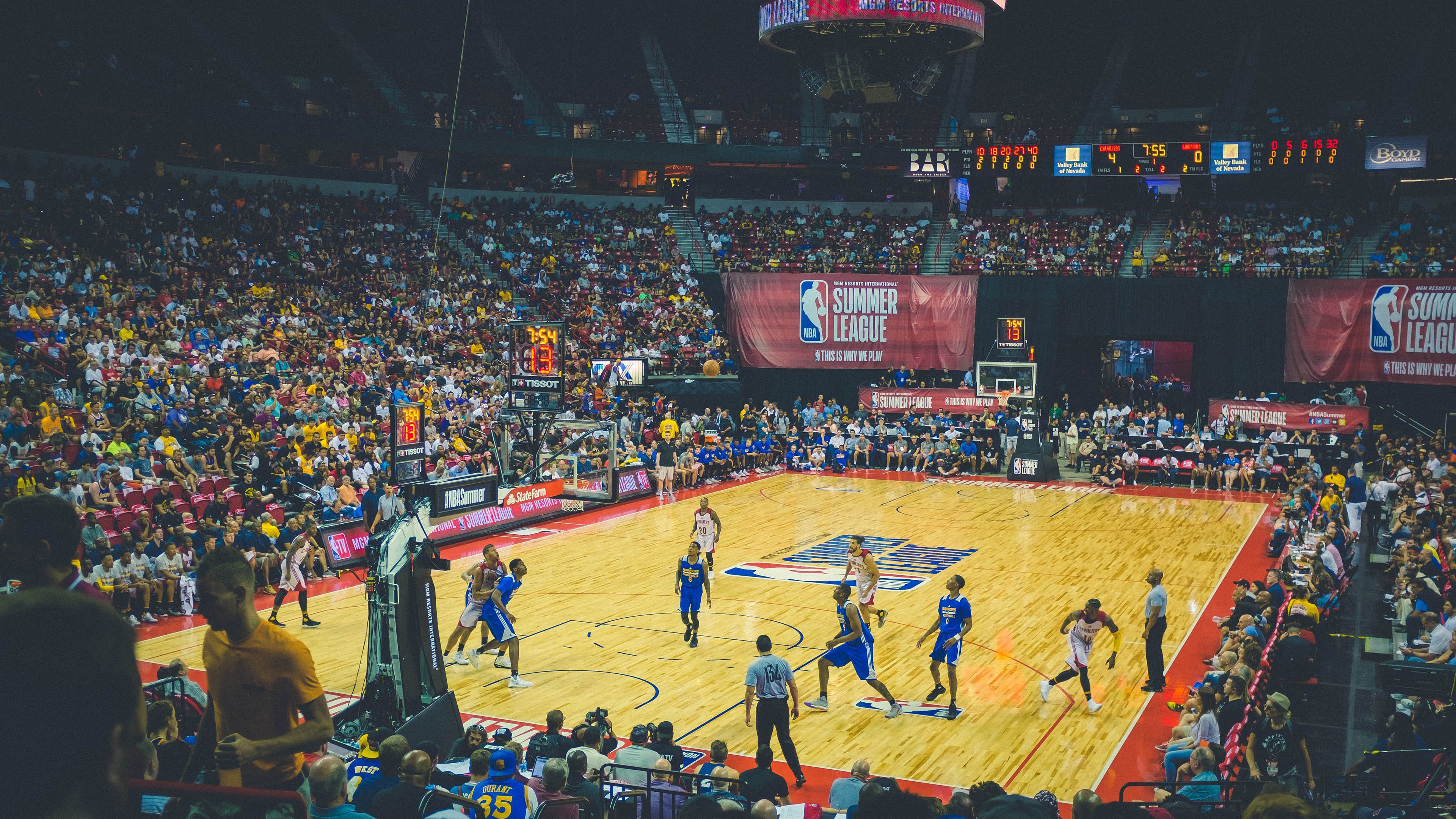 雄鹿对阵篮网,保罗关键战不手软,定义传奇的夜晚