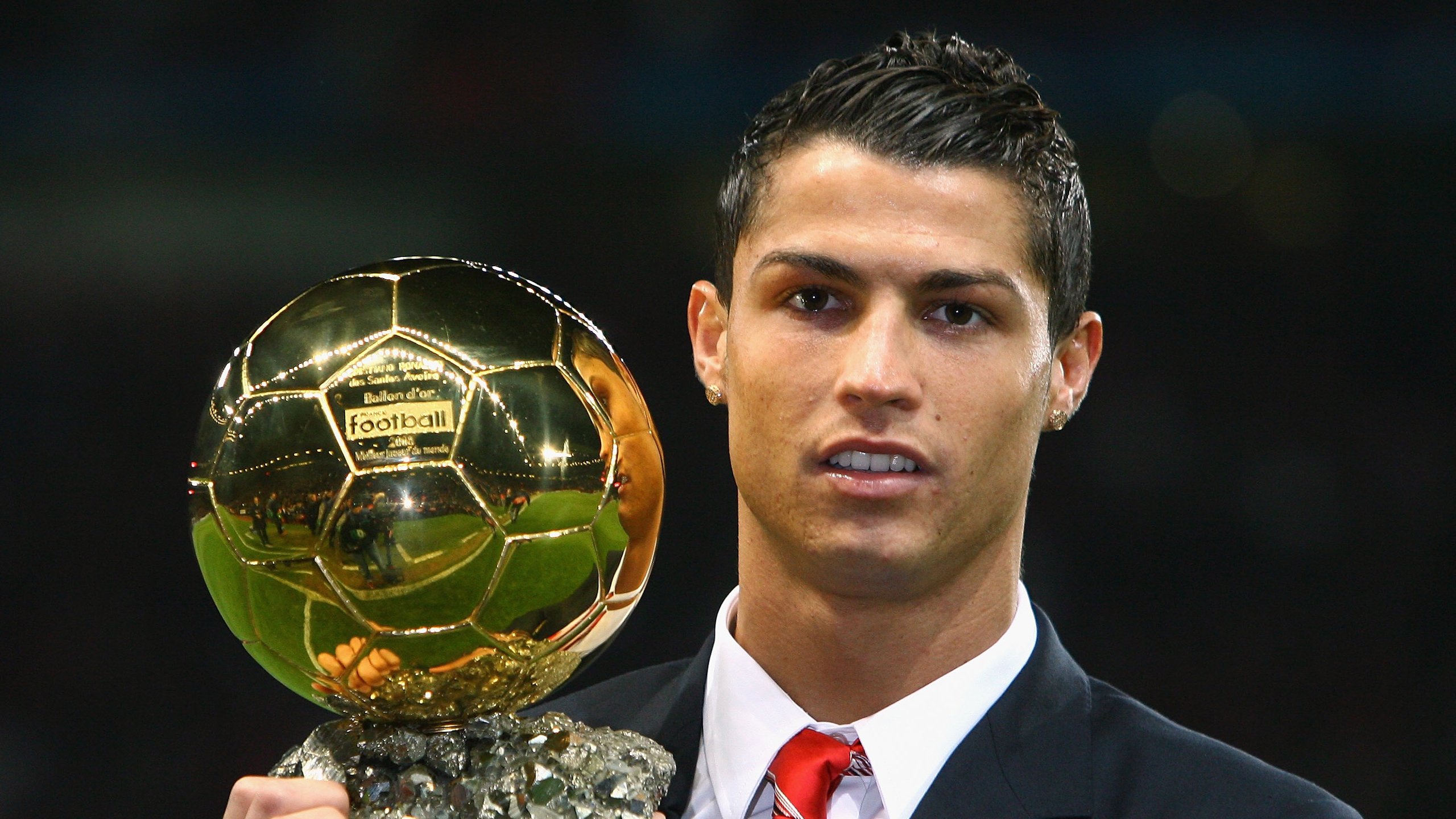 莱万绝杀封神!威尔士补时奇迹逆转爱尔兰,关键先生铸就绿茵传奇